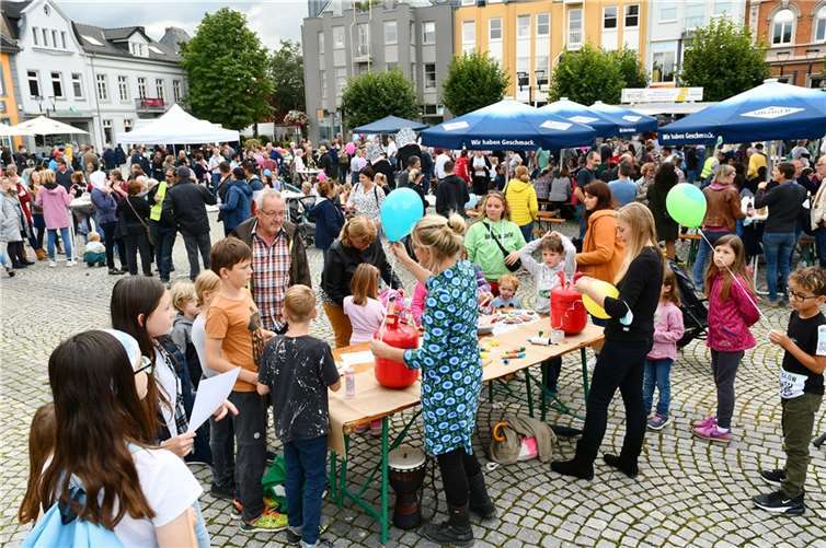 Auf dem Kirchplatz überwogen Aufbruchstimmung und Optimismus Am Samstag gab es auf dem Kirchplatz eine bunte Veranstaltung, bei der Gespräche und Begegnungen im Mittelpunkt stehen sollten.Fotos: RASCH