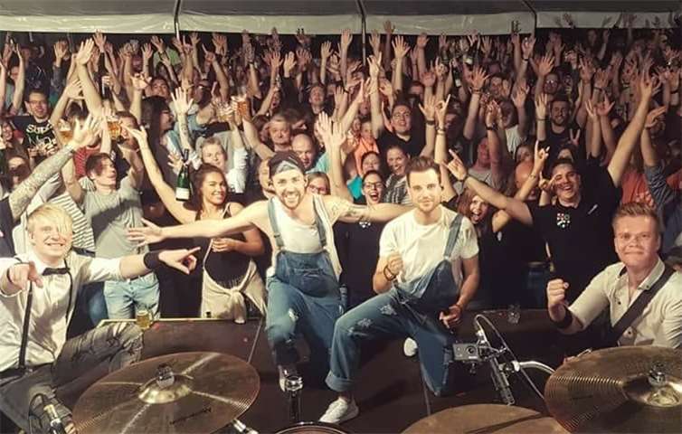 Am Samstag heizte die Coverband „Xtreme“ dem Publikum ein. privat