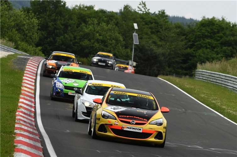 Am Samstag startet das Feld der GT- und Tourenwagen bei der Rundstrecken-Challenge auf dem Nürburgring.Foto:BRFOTO Dirk Reiter