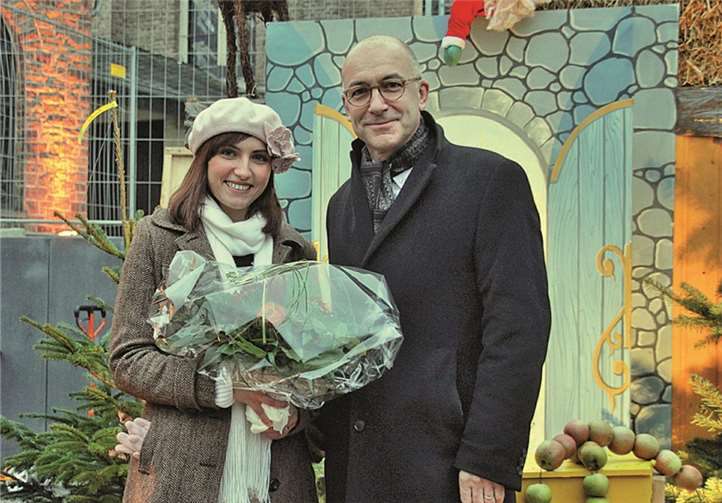 Am Samstag stellte Bürgermeister Bert Spilles auf dem Weihnachtsmarkt die Blütenkönigin 2015, Ilona Lubaschewski, einem begeisterten Publikum vor. -STEIN-