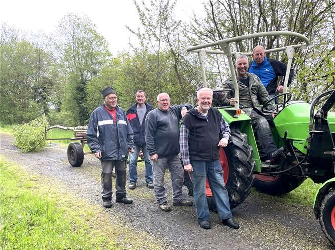 Am Samstag vor dem 1. Mai traf sich der Vorstand des Heimat & Fördervereins Lohrsdorf/Green mit dem Ortsvorsteher Hans-Jürgen Juchem und fuhr mit dem Traktor - gelenkt von Lothar Felsch - in den Wald. Foto: privat