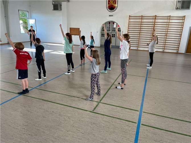 Am Samstag vor den Herbstferien erlernten zehn Kinder gemeinsam mit der zweifachen Mutter Schrittfolgen aus den Tanzrichtungen Ballett, Jazz, Modern und Streetdance.Foto: privat