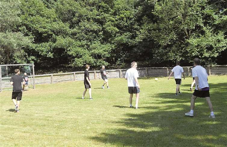 Am Samstag wurde auf dem Bolzplatz Fußball gespielt.