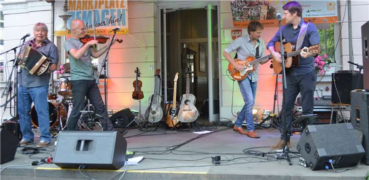 Am Samstagabend begeisterten die Musiker von Le Clou auf dem Marktplatz. Fotos: AB (4)/privat (1)