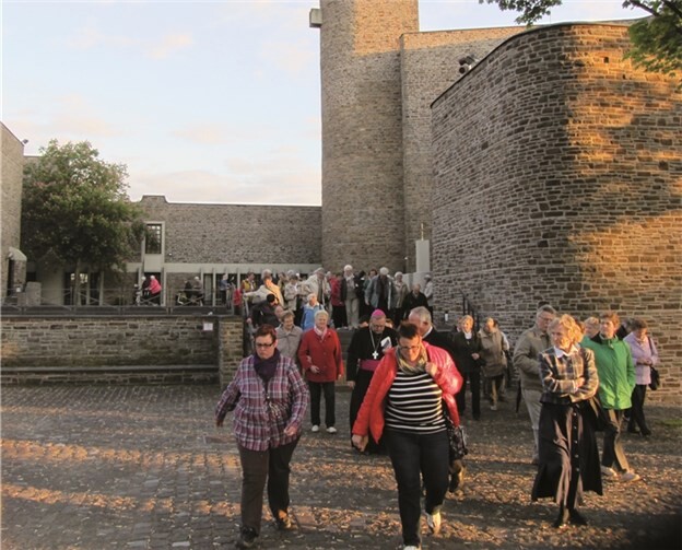 Am Samstagabend endete der Wallfahrtstag besinnlich mit einem Gebet in der Anbetungskirche auf Berg Schönstatt.