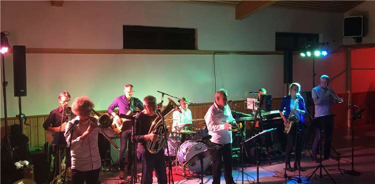 Am Samstagabend sorgte die Mary’s Revival Band für allerbeste Kirmesstimmung in der Hainer Burghalle.