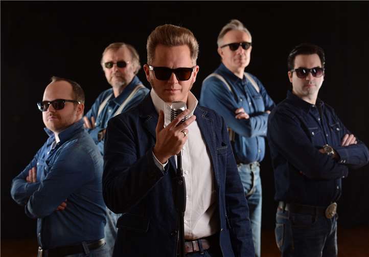 Am Samstagabend wird der Remagener Marktplatz von der Band Sam Cheanz & the Blue Denims gerockt. Quelle: Lebendiger Marktplatz Remagen