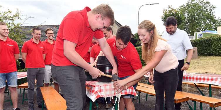 Am Samstagabend wurde der Fassanstich vom Maikönigspaar durchgeführt.
