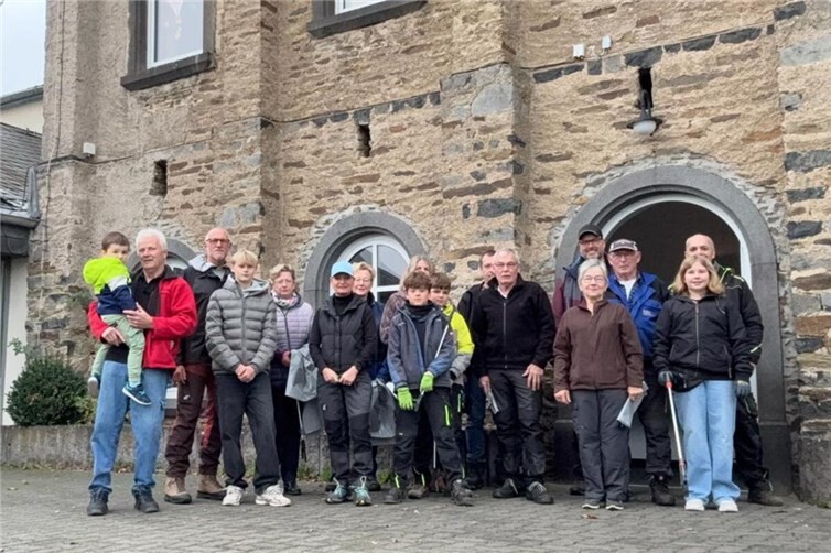 Am Samstagmorgen in aller Frühe traf man sich am Gemeindesaal, um gemeinsam Müll zu suchen. 