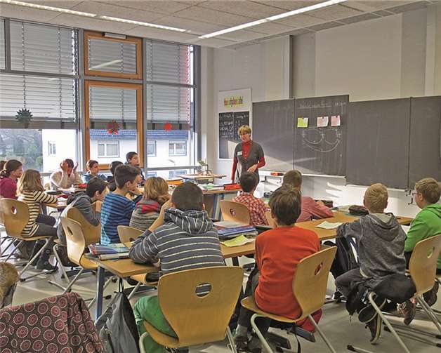 Am Samstagmorgen stehen die Türen der Klassenräume offen.