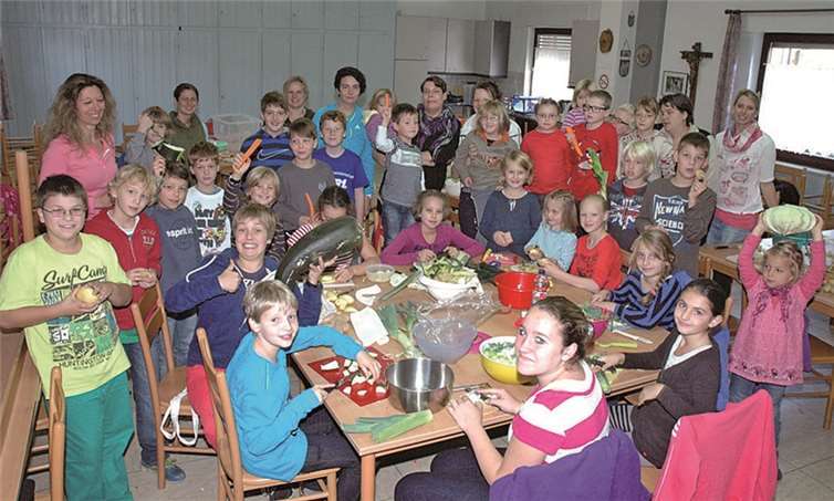 Am Samstagmorgen wurde fleißig für die Suppen geschnippelt.  UM