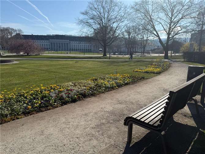 Am Schlossrondell sind Blumenbeete und Bänke bereit für den Frühling.  Foto: Stadt Koblenz/Julian Häuser