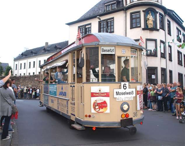 Am Schluss des Kirmesumzuges fuhr auch wieder der Nachbau der alten Koblenzer Straßenbahn mit.