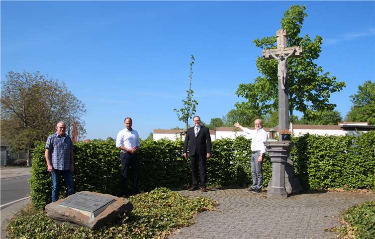 Am Schröterkreuz steht nun eine neue Linde. Foto: privat