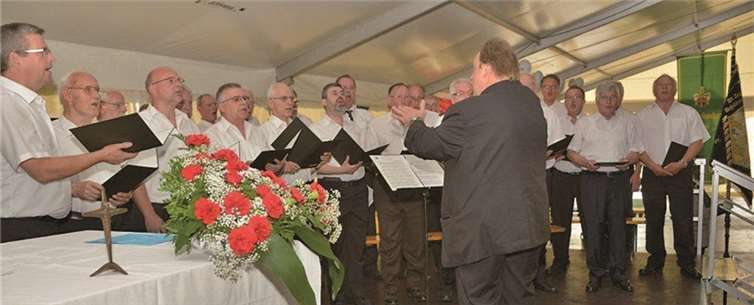 Am Schützenfest-Sonntag hatten die Sänger die ehrenvolle Aufgabe, den Gottesdienst im Festzelt zu gestalten. privat
