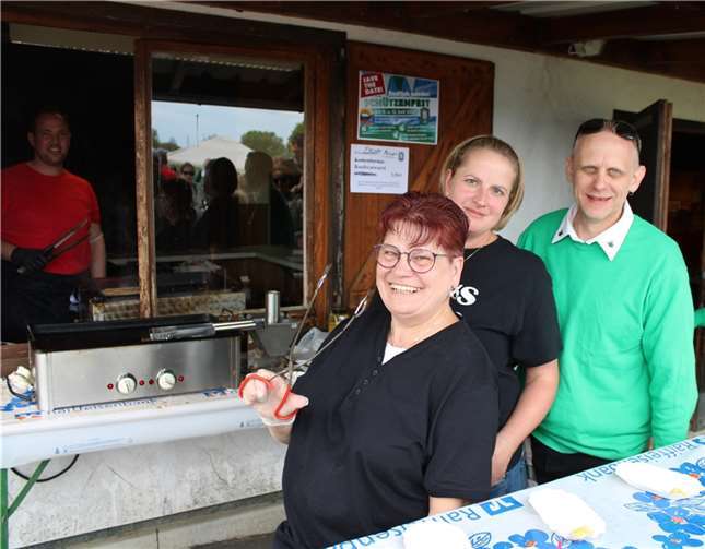 Am Schützenhaus in Altendorf gab es neben dem kultigen Kuchen der Landrauen auch deftiges vom Grill.