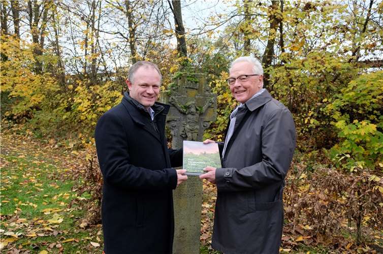 Am Schultheiss-Damen-Kreuz in Irlich stellte Ulrich Adams (rechts) jüngst Oberbürgermeister Jan Einig (links) den Bildband vor, den er gemeinsam mit Peter Artelt verfasst hat.
