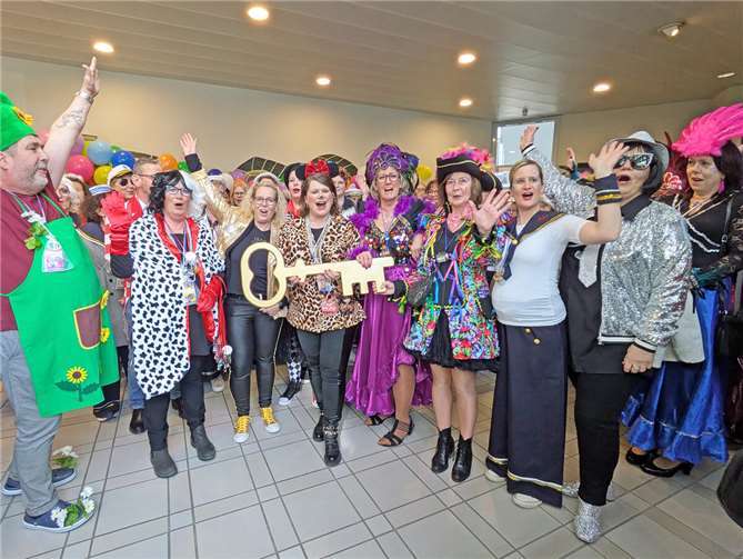 Am Schwerdonnerstag stürmten die Möhnen das Rathaus der Verbandsgemeinde Wirges.  Foto: VG Wirges