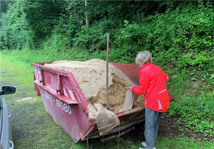 Am Schwimmbadparkplatz wurde ein Container mit Sand aufgestellt.
