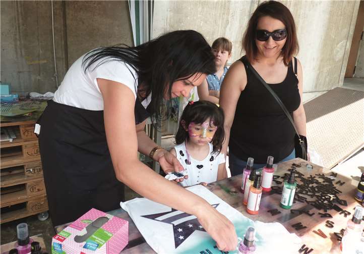 Am Shirts-Kitchen-Stand durften die Kids unter Anleitung ihr eigenes T-Shirt kreieren.