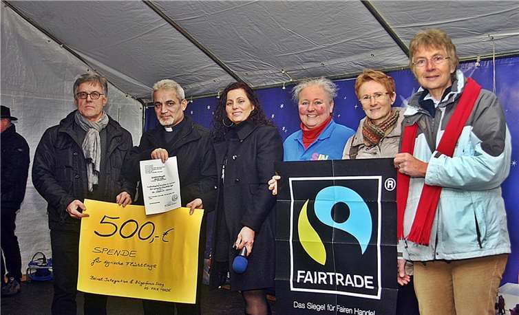 Am Sinziger Weihnachtsmarkt konnte die Spende an Pfarrer Joseph Al-Khoury überreicht werden. rü