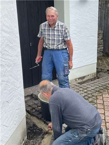 Am Sockel der Leichenhalle wurden zuerst das Basaltpflaster entfernt, Erde ausgehoben und dann die Randsteine befestigt.  Foto: Rudolf Boden