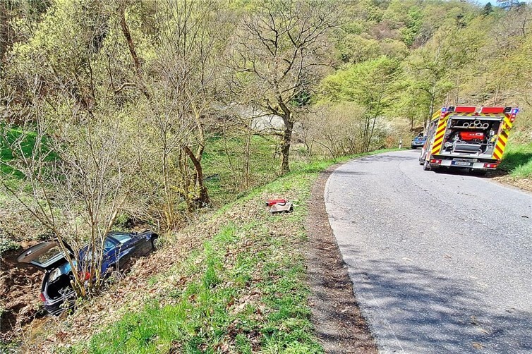 Am Sonntag, 19. April 2026, folgte in der Mittagszeit ein weiterer Einsatz für die Einsatzkräfte der Freiwilligen Feuerwehren der Verbandsgemeinde Altenahr und Brohltal auf der K56 zwischen den Heckenbacher Ortsteilen Watzel und Cassel. Ein Pkw war von der Fahrbahn und im Bachbett liegen geblieben.