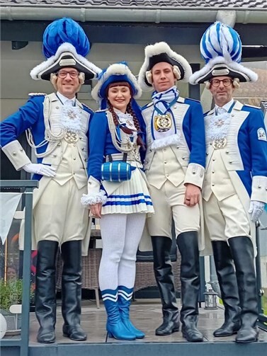 Am Sonntag, 9. November 2025, weckte das Funkencorps der Schinnebröder traditionell ihren Kommandanten Markus Ramacher bei ihm zu Hause an der Landskroner Str. in Heppingen. Foto: privat