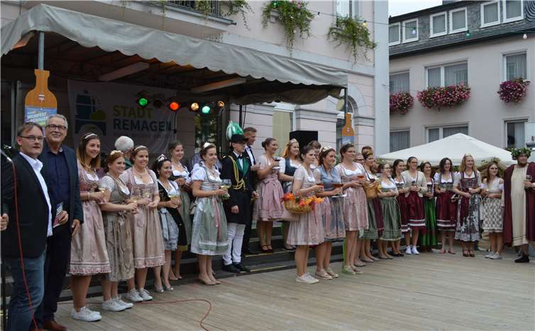 Am Sonntag-Nachmittag trafen sich die Weinköniginnen vom Rhein in Remagen.