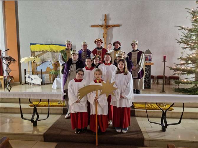 Am Sonntag, dem 07. Januar, waren in Kretz Sternsinger unterwegs, um von Haus zu Haus zu ziehen und den Segen 20*C+M+B+24 zu bringen. Foto: privat