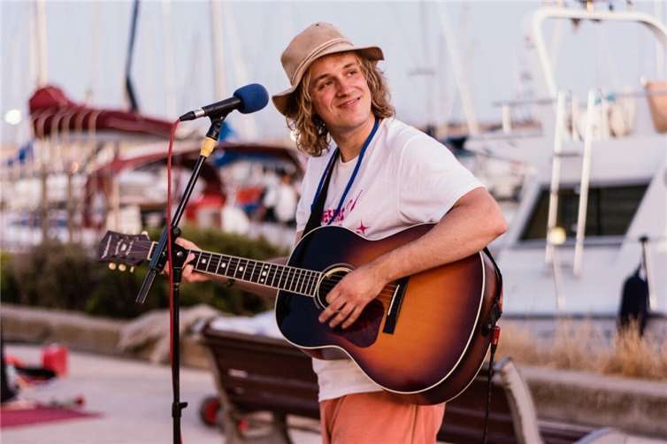 Am Sonntag, den 22. Juni, tritt auf Einladung des Vereins „Wir für Inklusion“ im „Café sofa“ in Meckenheim der Musiker und Liedermacher Max Goedecke auf. Foto: privat