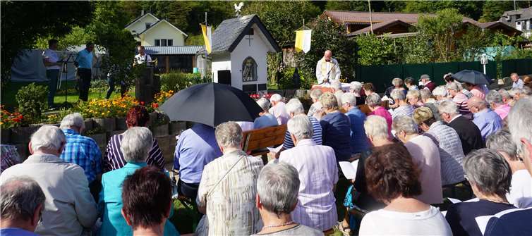 Boche Kirmes – ein gelungenes Fest Am Sonntag fand nach dem zünftigen Frühschoppen mit den Dorfverblechern aus Reifert bei strahlendem Sonnenschein die Andacht am Bildstock statt. Foto: privat