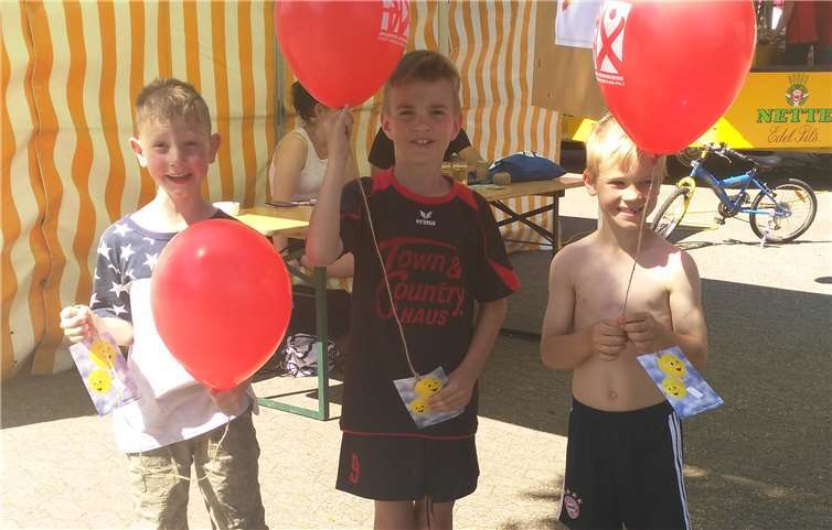Am Sonntag fanden sich viele Kinder zu einem Luftballon Weitflugwettbewerb ein. Fotos: TuS 1919 St. Sebastian e. V.
