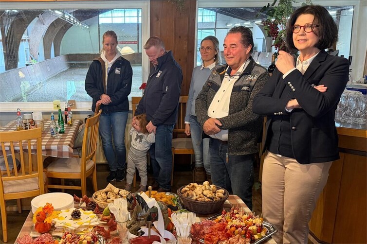 Am Sonntag gab es die Einladung für die Sponsoren des Vereins. In der Gutsschänke auf Gut Birkenhof in Bonefeld begrüßte die Vorsitzende, Jutta Spies (rechts), die Gönner und Unterstützer des RVK.