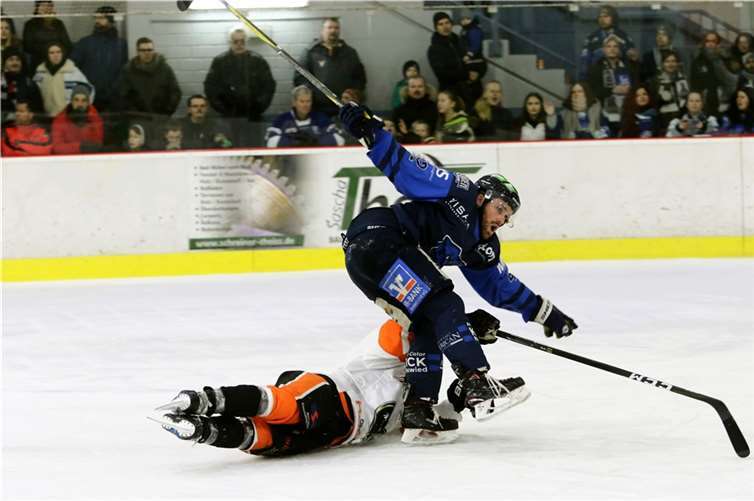 Am Sonntag kamen die Bären (hier: Michael Jamieson) in Dinslaken außer Tritt. Jetzt will die Mannschaft in die Spur zurückfinden und die Niederlage wieder geradebiegen. Foto: EHC Die Bären 2016