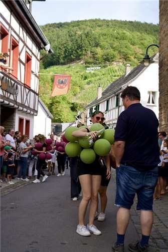 Rech feiert 61 Jahre Weintradition Am Sonntag setzt sich der große Festumzug zu Ehren der neuen Weinmajestäten in Bewegung. Foto: Klaus Geck