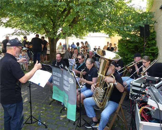 Am Sonntag sorgte die Schützenkapelle Mendig bei der Laurentius-Kirmes für eine kurzweilige Musikunterhaltung.  Fotos: TE