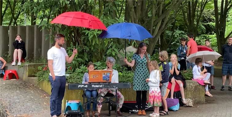 Am Sonntag spielte das Wetter für den Kinder- und Jugendchor nicht so mit, aber die Stimmung war trotzdem großartig. Foto: VHS Zweckverband Voreifel
