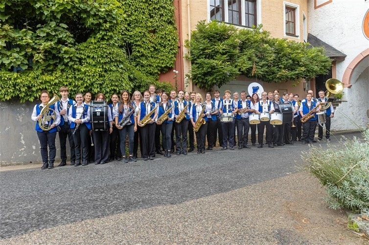 Musikverein Blau-Weiß Leutesdorf begeistert beim Winzerfest mit moderner Blasmusik Am Sonntag vor dem großen Festumzug, man sieht die Vorfreude in den Gesichtern.