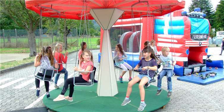 Am Sonntag war das Kinder-Ketten-Karussell beliebter Treffpunkt der Kinder.