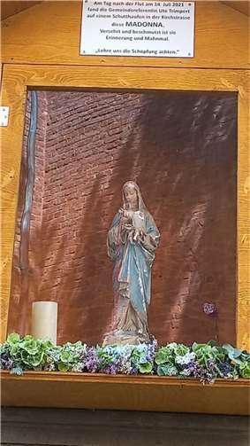Am Sonntag wurde die Flutmadonna in der eigens für sie angefertigten Gedenkstätte im Dorfzentrum willkommen geheißen. Foto: privat