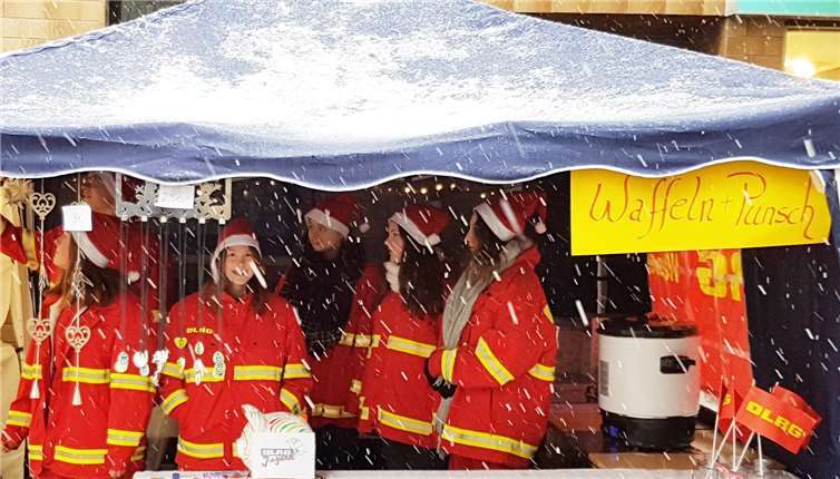 Am Sonntag wurde es noch winterlich, und warmer Punsch war begehrt.