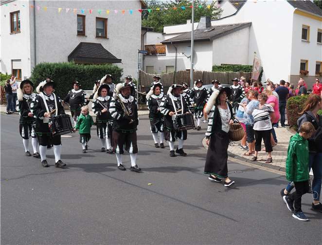 Am Sonntag zog der Festumzug durch Straßen von Wallersheim. Fotos: HH