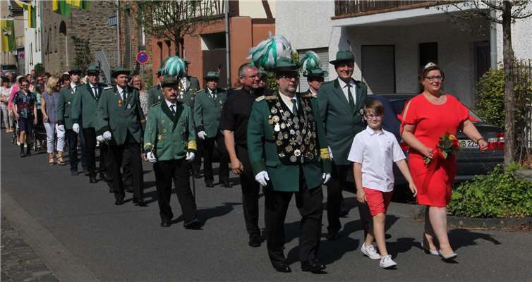Am Sonntag zogen die St. Hubertus-Schützen mit dem amtierenden Schützenkönig Jörg Dietzler, Pfarrer Günter Marmann, Ortsbürgermeister Martin Braun und der Dorfbevölkerung im Festzug nach dem Festgottesdienst zum Ehrenmal.