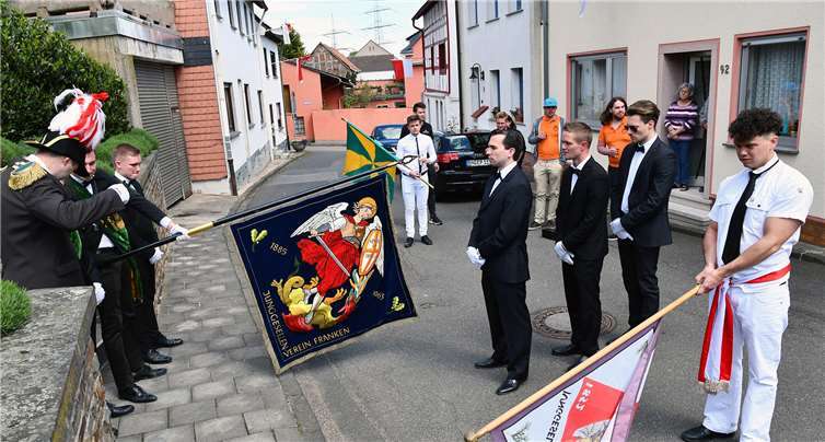 Am Sonntag zug der Festzug durch Ort. Zu Füßen von St. Michael wurde zum Gedenken Halt gemacht. Fotos: RASCH