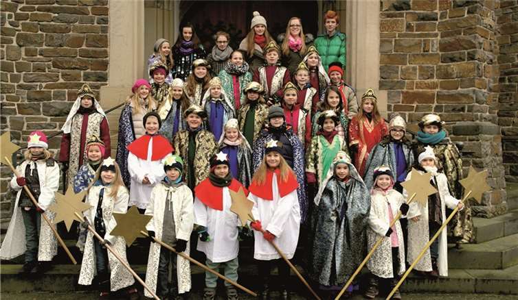 Am Sonntagmorgen machten die Oberfeller Sternsinger auf den Weg, um Gottes Segen in die Häuser zu bringen. privat