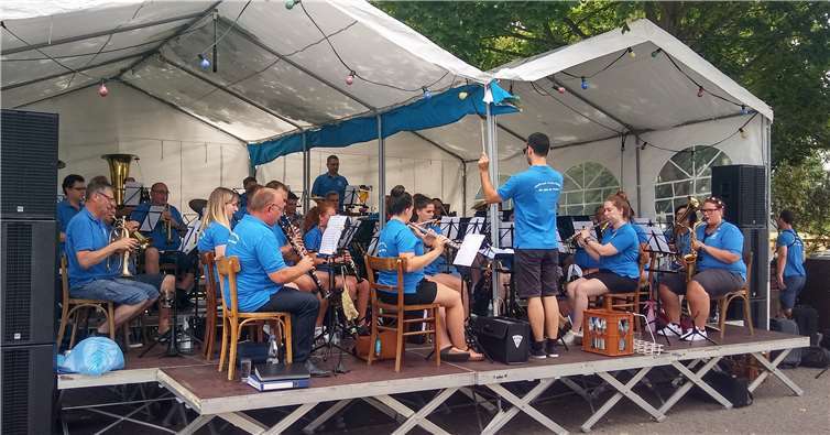 Am Sonntagnachmittag bereicherte auch derMusikverein Urmitz-Rhein das Programm mit einem Platzkonzert.