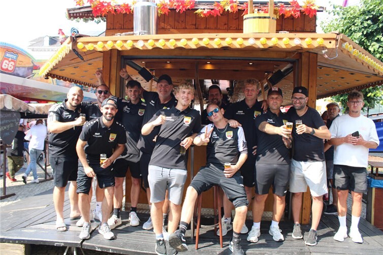 Am Sonntagnachmittag besuchte die 1. Mannschaft des SC Rhein-Ahr Sinzig die Kirmes und feierte den zuvor errungenen 3-0-Heimsieg über den SV Oberzissen.