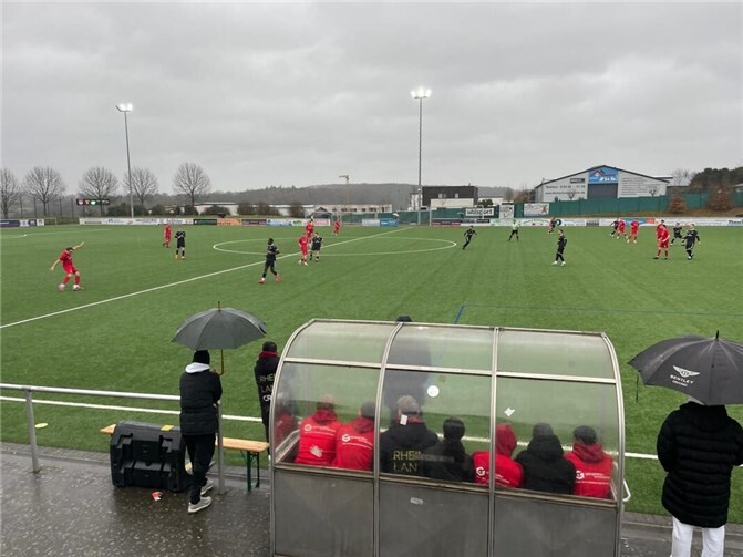 Am Sonntagnachmittag kam es auf dem Sonnenhügel zum Duell des Spitzenreiters TuS 05 Oberpleis gegen den Tabellenzweiten SV Rot-Weiß Merl.Foto: privat