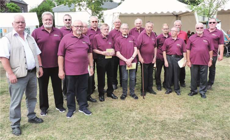 Am Sonntagnachmittag überraschte der MGV Mendig unter dem Dirigat vonHans-Werner Müller die Besucher mit einem schwungvoll dargebotenen Ständchen.